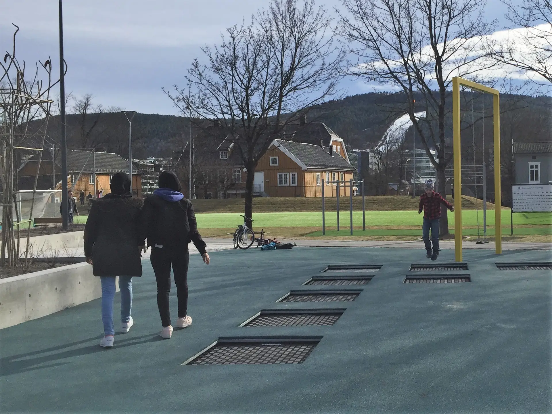 Folk som leker i Drammen park