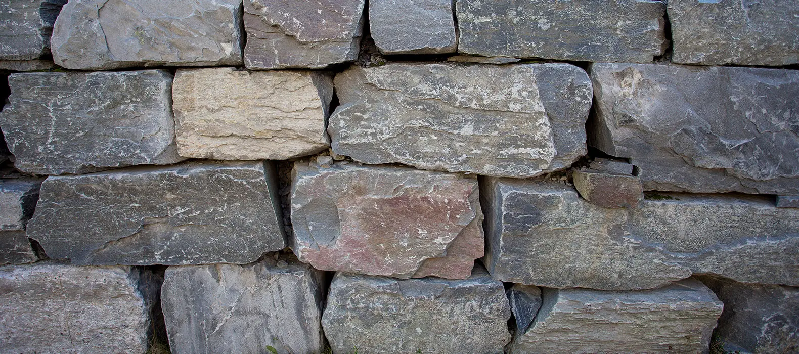 Detaljer steinmur i Kløversvingen i Kongsberg