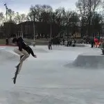 Ungdom som skater i Drammen park