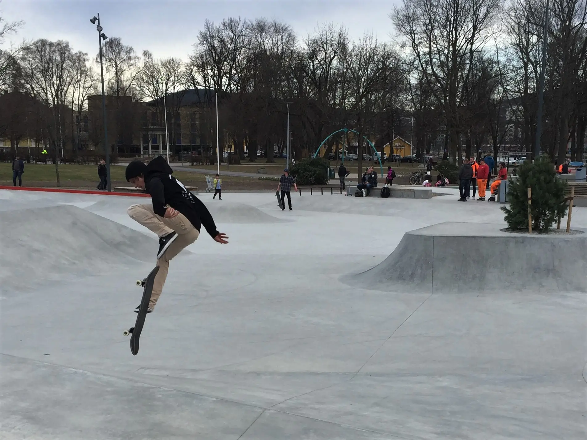 Ungdom som skater i Drammen park